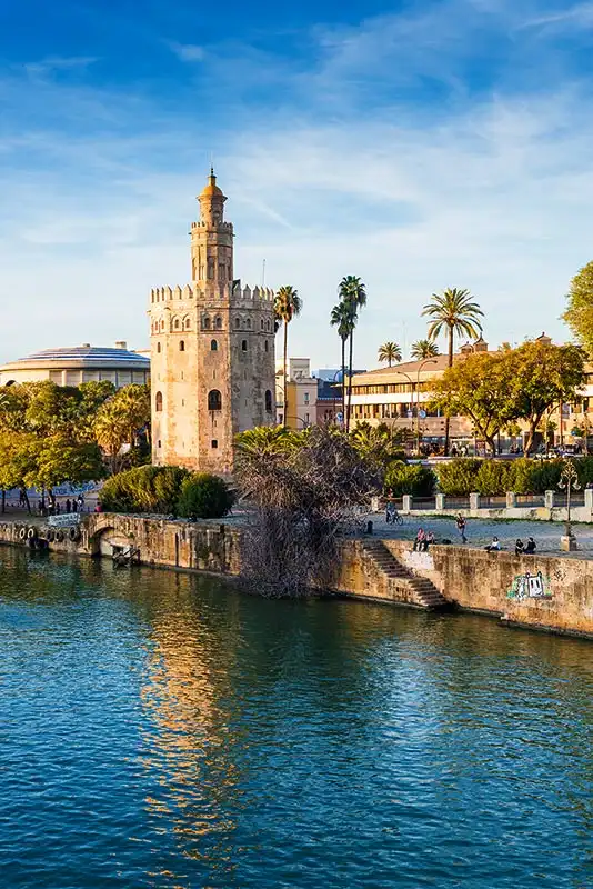 Torre del Oro de Sevilla junto al río Guadalquivir en un día soleado